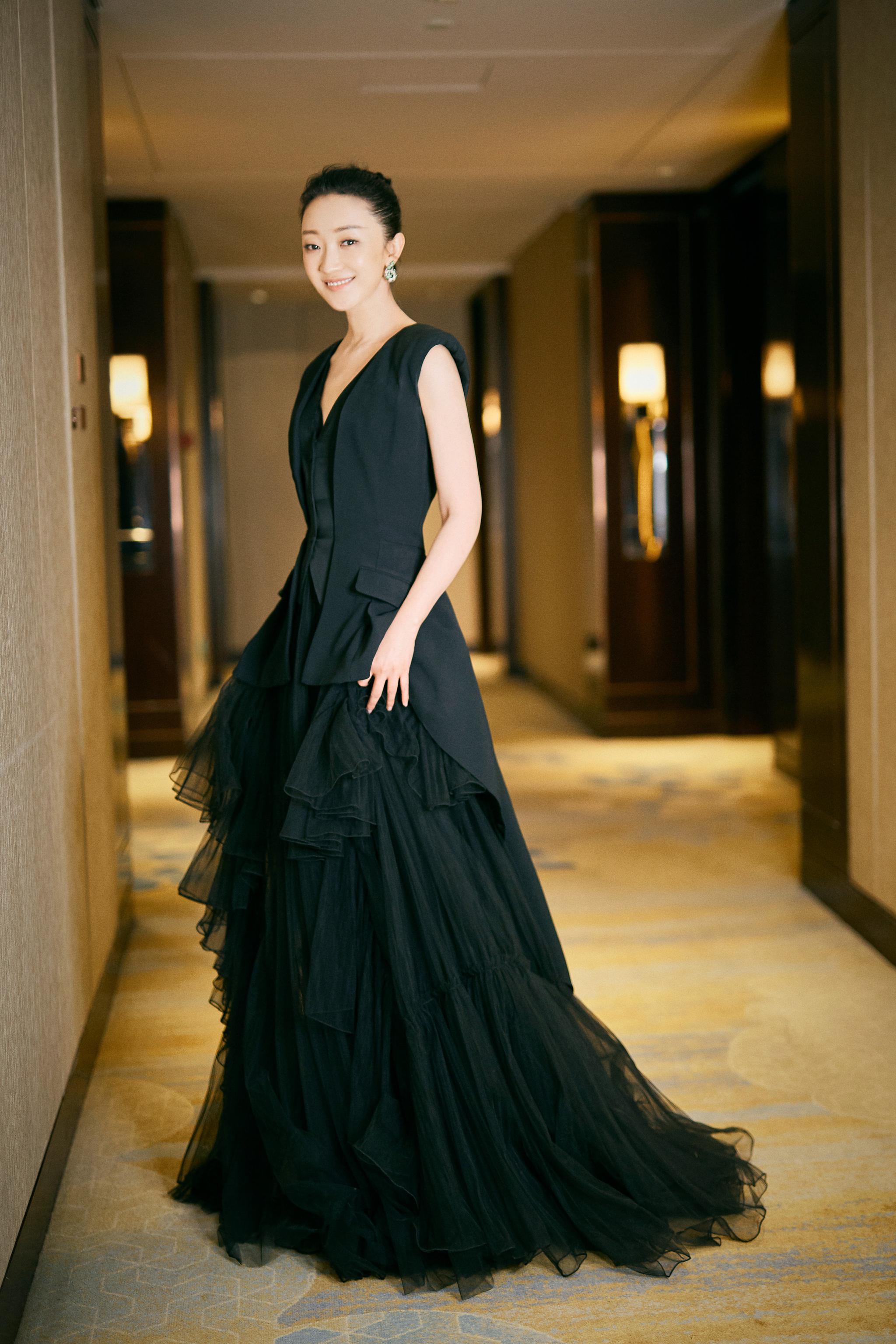 张瑶现身金鸡百花电影节闭幕式 黑色深v长裙尽显优雅魅力