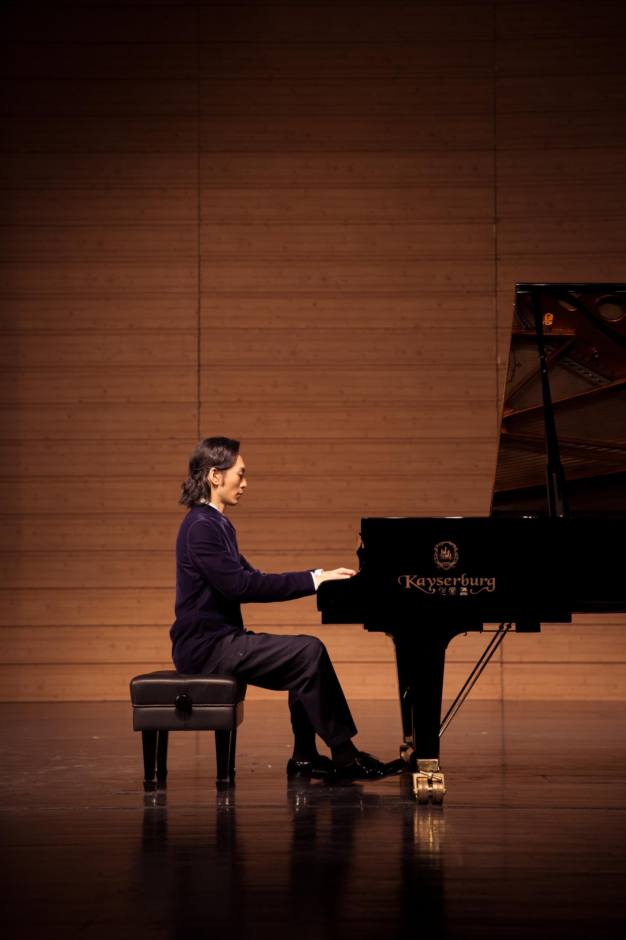 钢琴就听吴牧野 重庆第一高楼打出对乐迷心里话