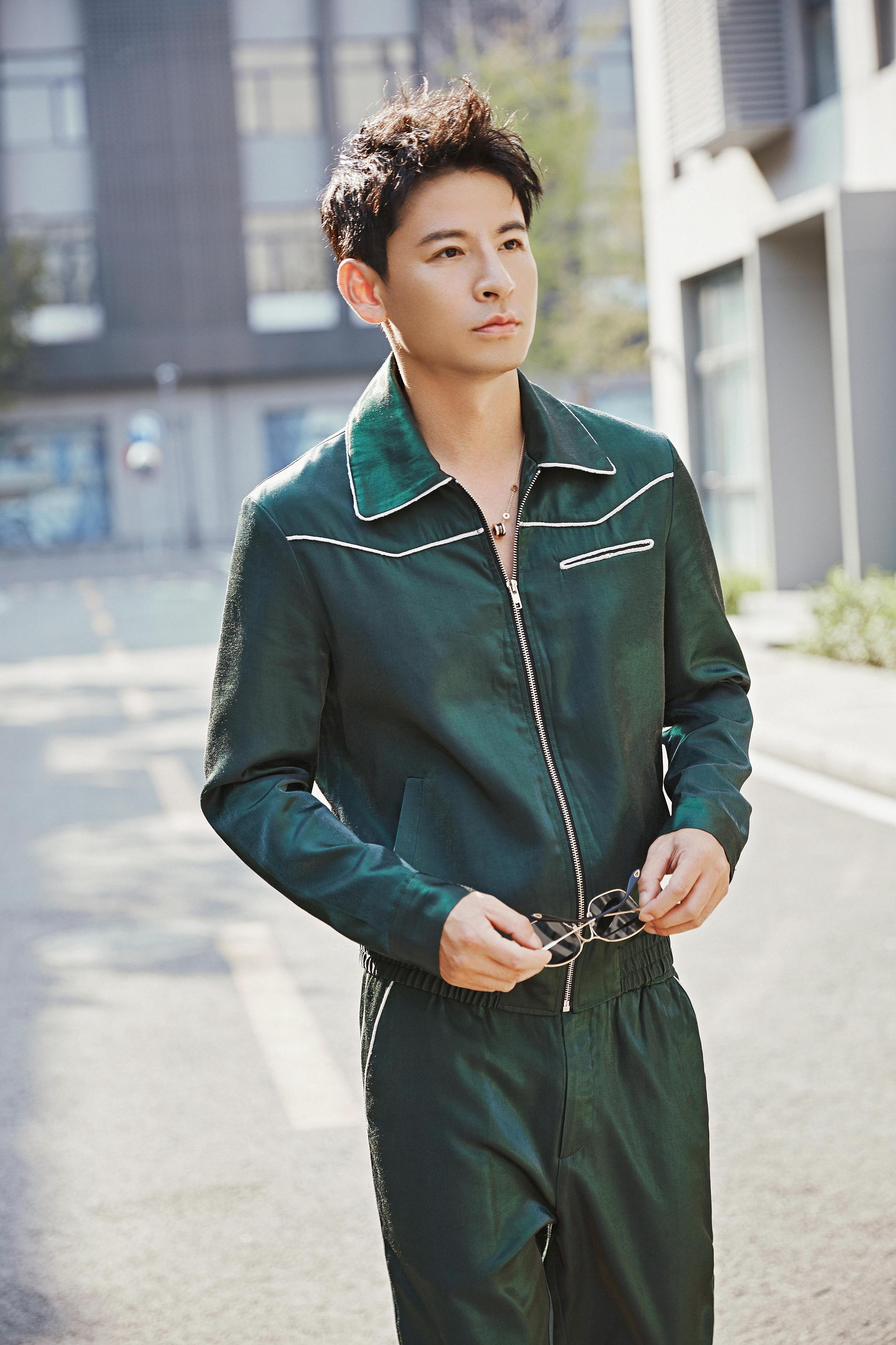 钱泳辰春日写真曝光 墨绿运动装个性十足