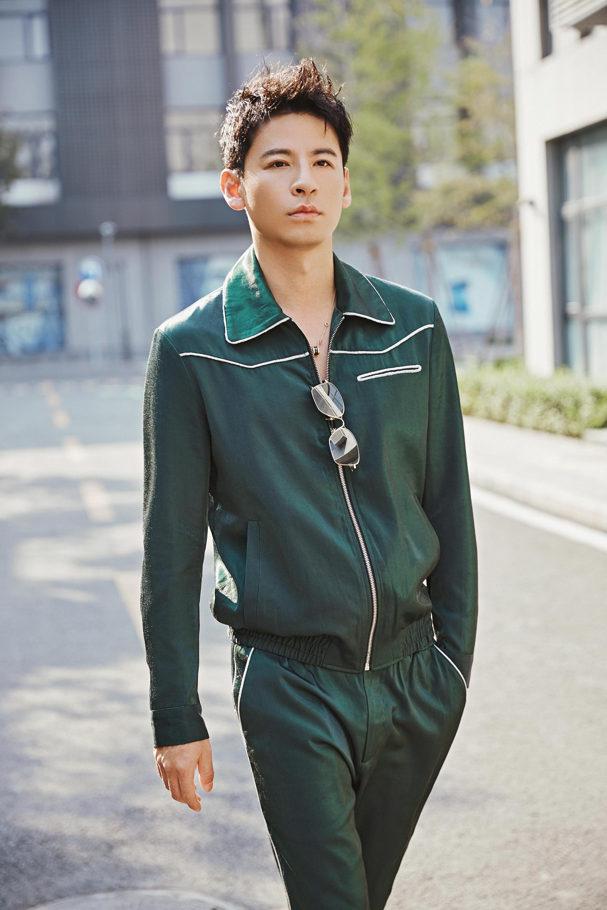 钱泳辰春日写真曝光 墨绿运动装个性十足__财经头条