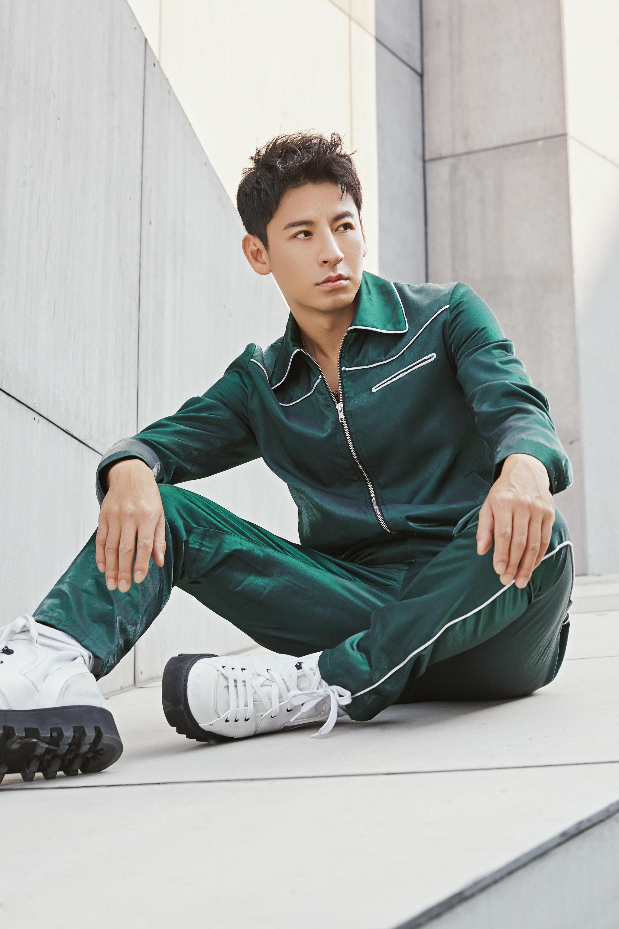 钱泳辰春日写真曝光 墨绿运动装个性十足__财经头条