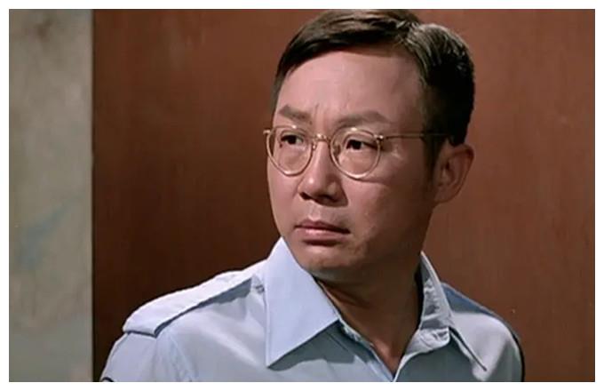 77岁许冠文罕见露面,打扮朴素精神好,曾因坚持艺术创作被妻子骂