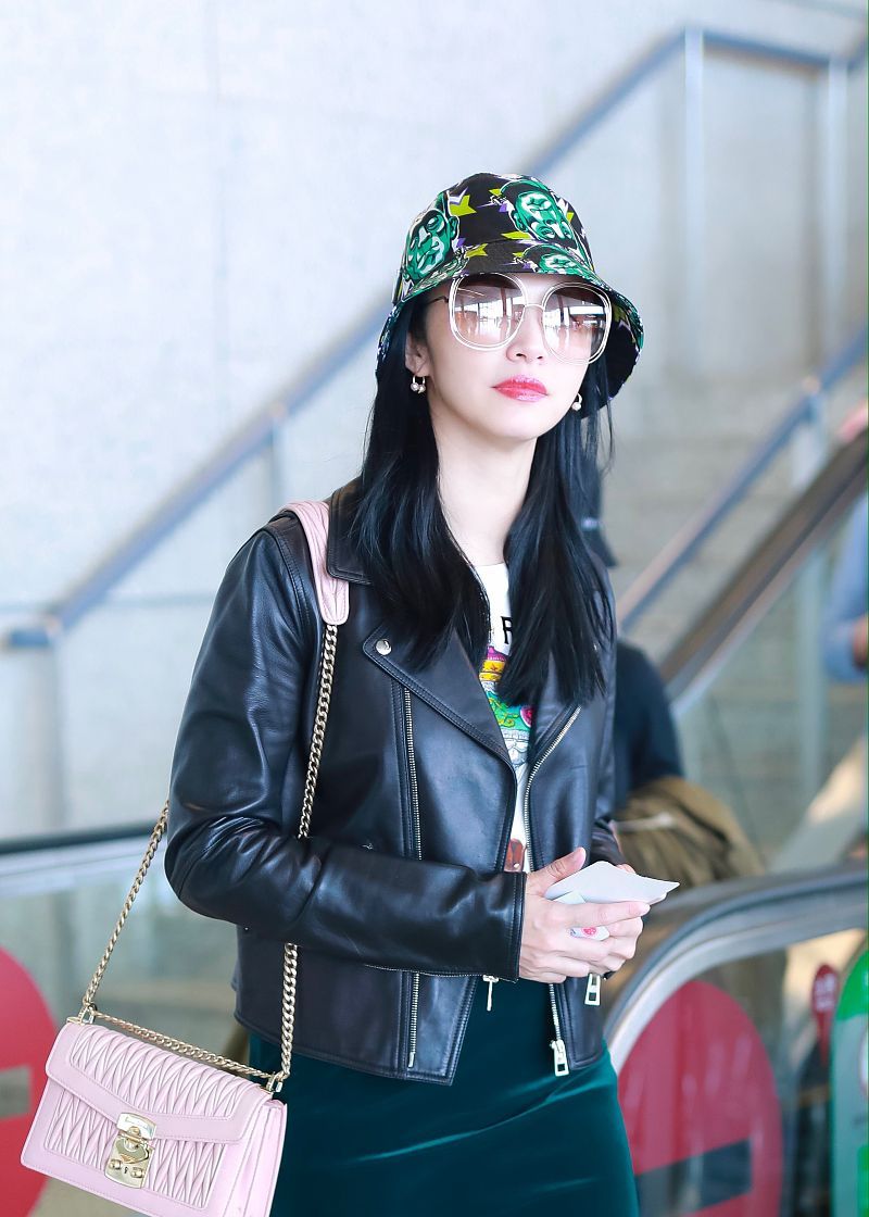 姚晨街拍:黑色皮衣搭配绿丝绒裙 miumiu包粉嫩可爱