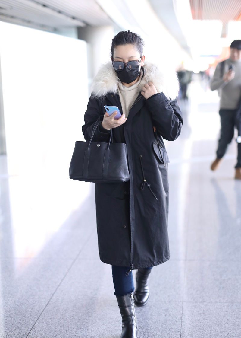 秦海璐街拍:派克棉衣皮靴 优雅休闲
