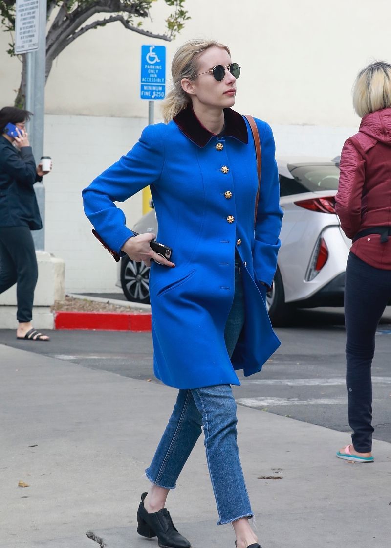 艾玛·罗伯茨街拍:蓝色大衣搭配踝靴 celine抽绳包经典百搭