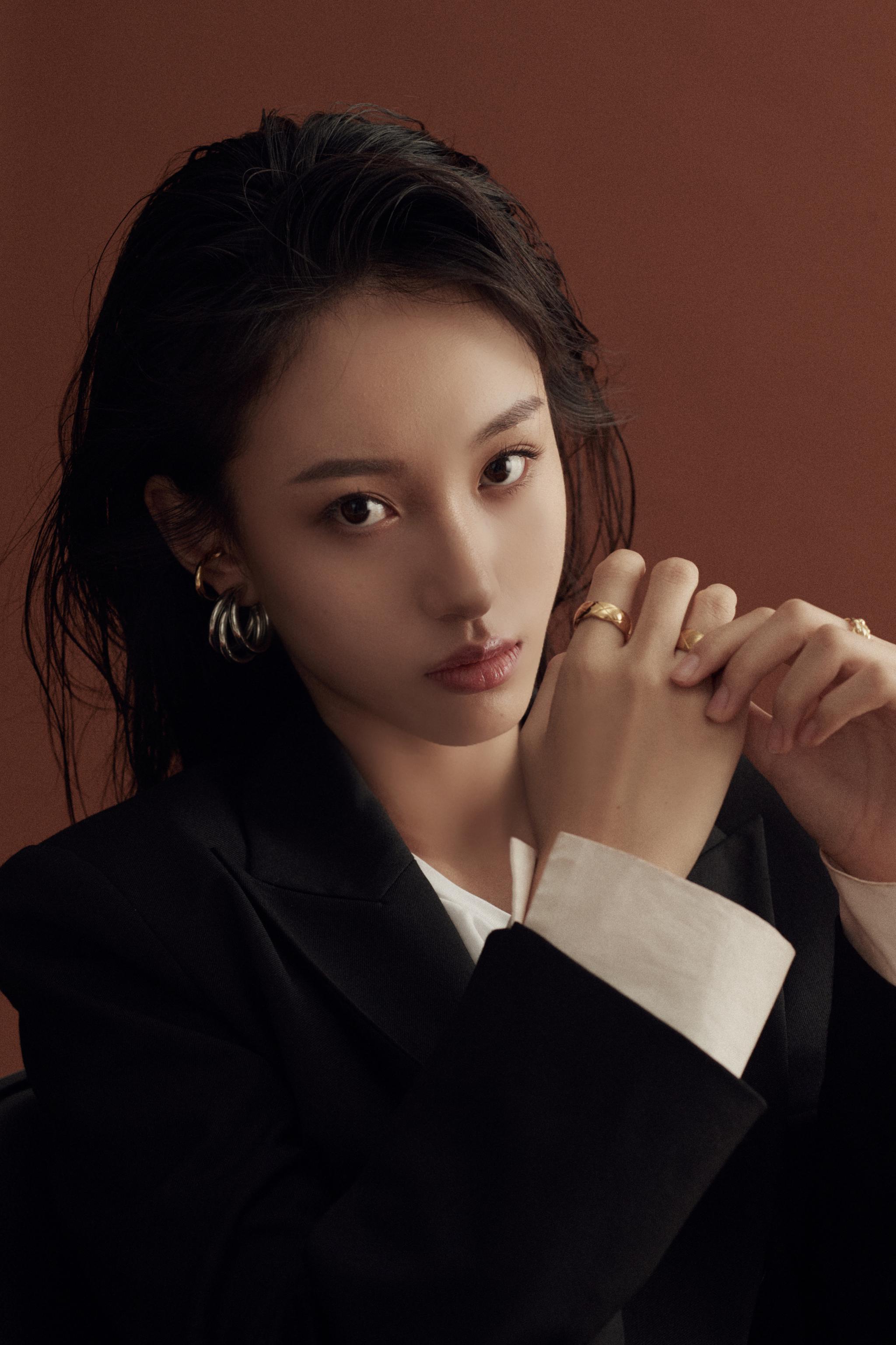 "小林志玲"王梓莼又美又飒 气质魂穿复古港风