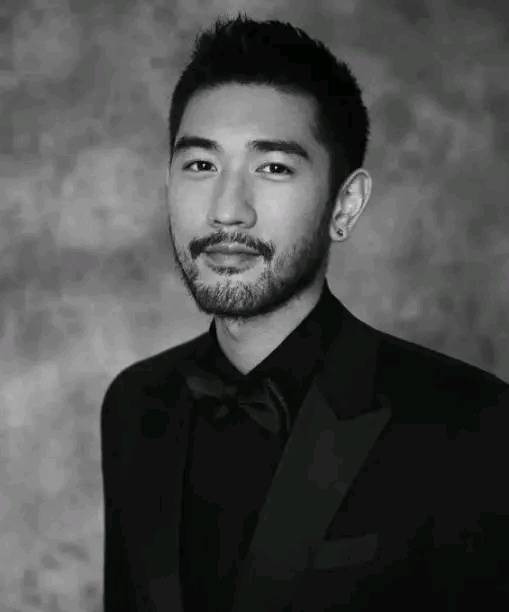 高以翔离世后前女友卓文萱首发文,晒黑白自拍脸色憔悴!