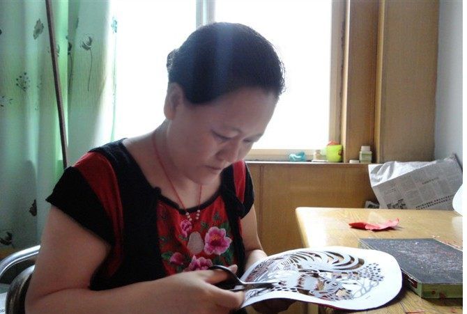 作为蔚县人,孙占勇学剪纸也是一件理所当然的事;对于很多人来说剪纸是