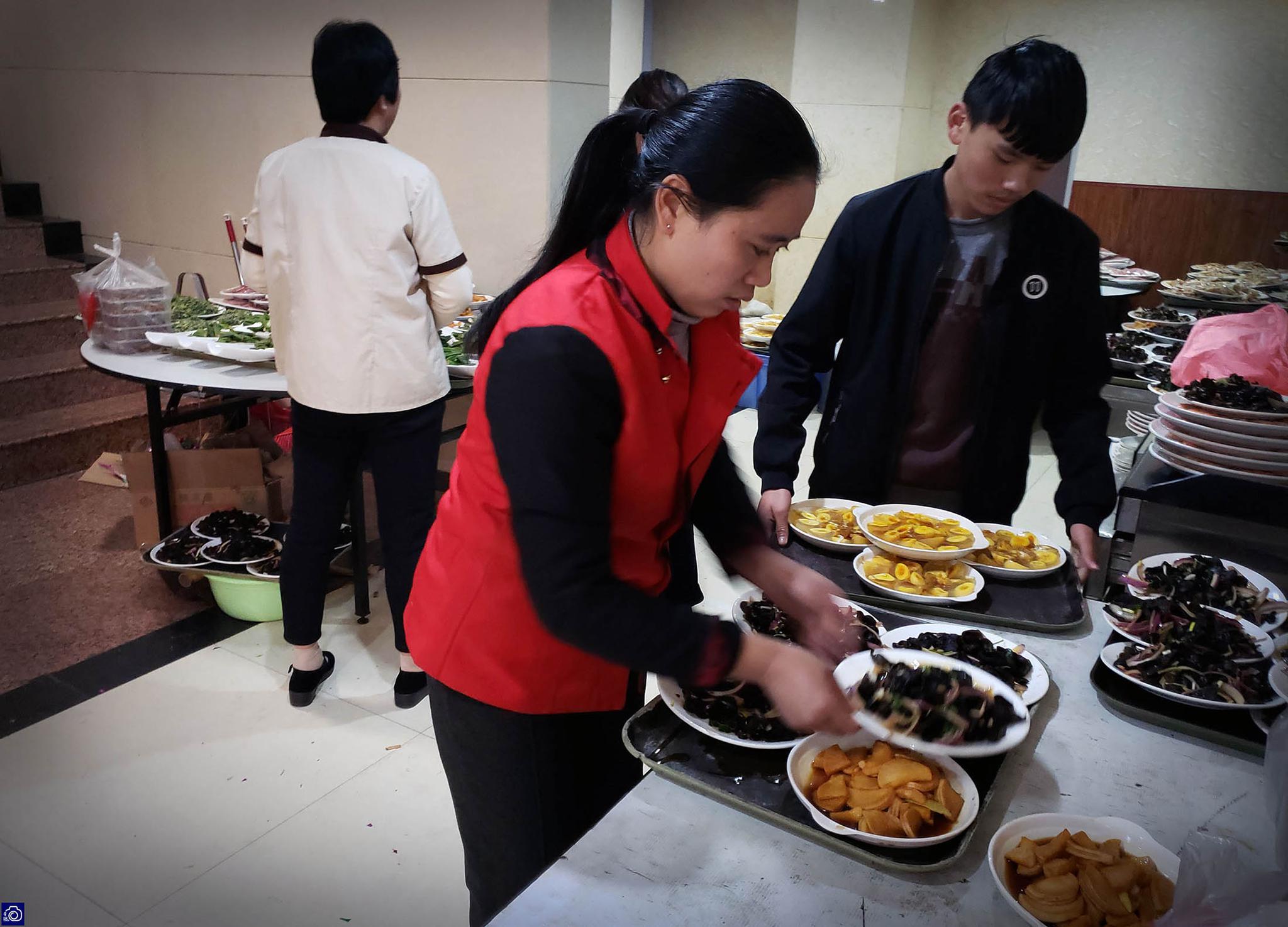 年轻人扎堆提前返乡办婚礼,酒店服务员一次端6盘菜,累到手抽筋