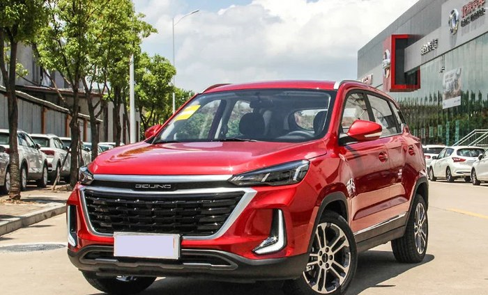 外观方面,北汽绅宝智达x3采用了家族最新的设计语言,整体造型大气时尚