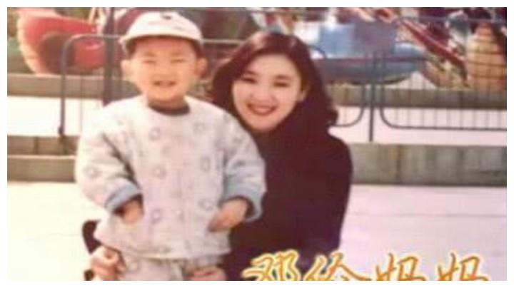 邓伦与妈妈合照公开，家庭背景无人能及，网友：难怪杨紫高攀不上
