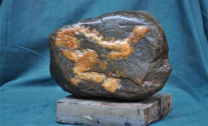 世界最昂贵的石头1克价值2亿捡到千万别丢记得上交国家