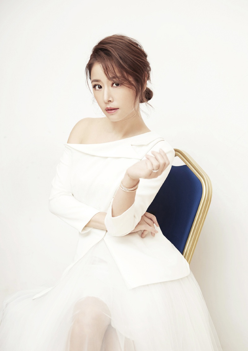 女艺人林心如性感露肩时尚写真