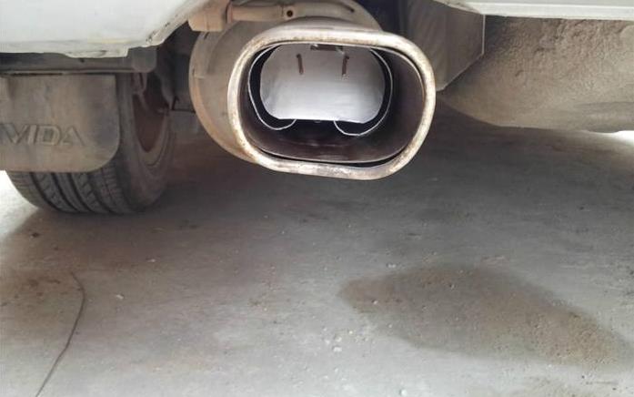 占了你车位就给那人排气管塞钢丝球这样是到底有什么影响