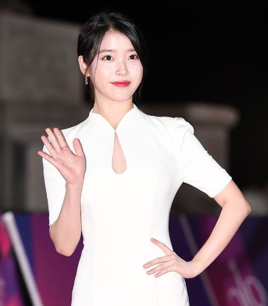 iu李知恩一袭白色礼服裙亮相2018 apan starawards颁奖典礼红毯