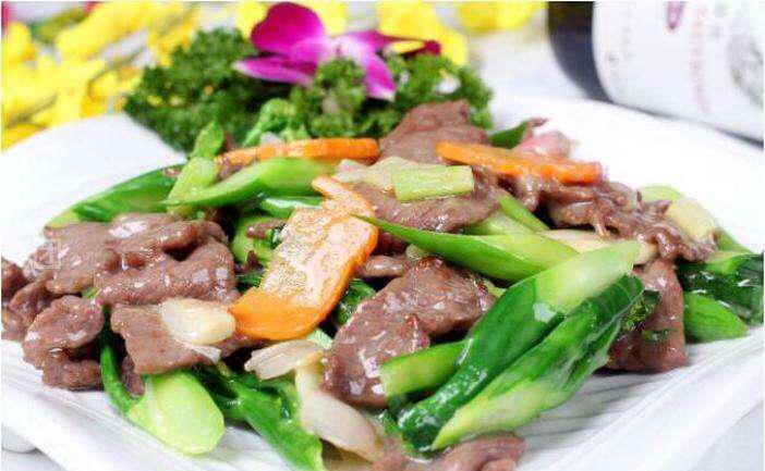 芥兰炒牛肉,荤素搭配,营养均衡,嫩滑爽口,美味又下饭!