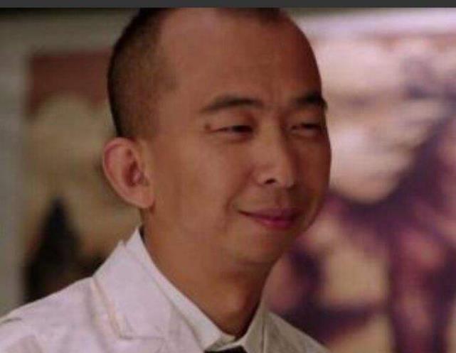 电视中专演丑角,现实中身价过亿娶美娇妻,开400万大宾利