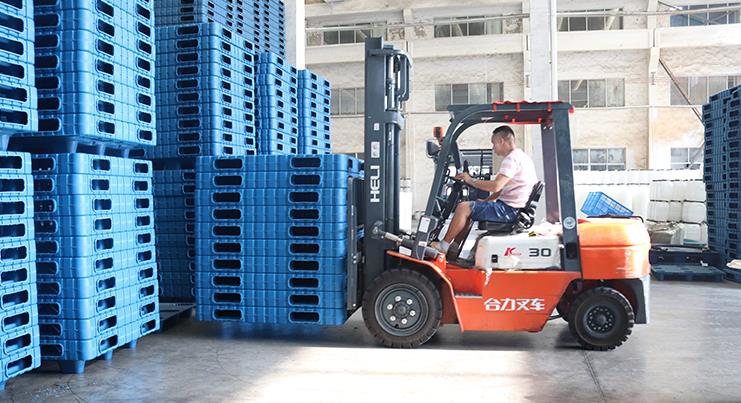 货物托盘在仓库和叉车货架配合使用,需要注意什么?