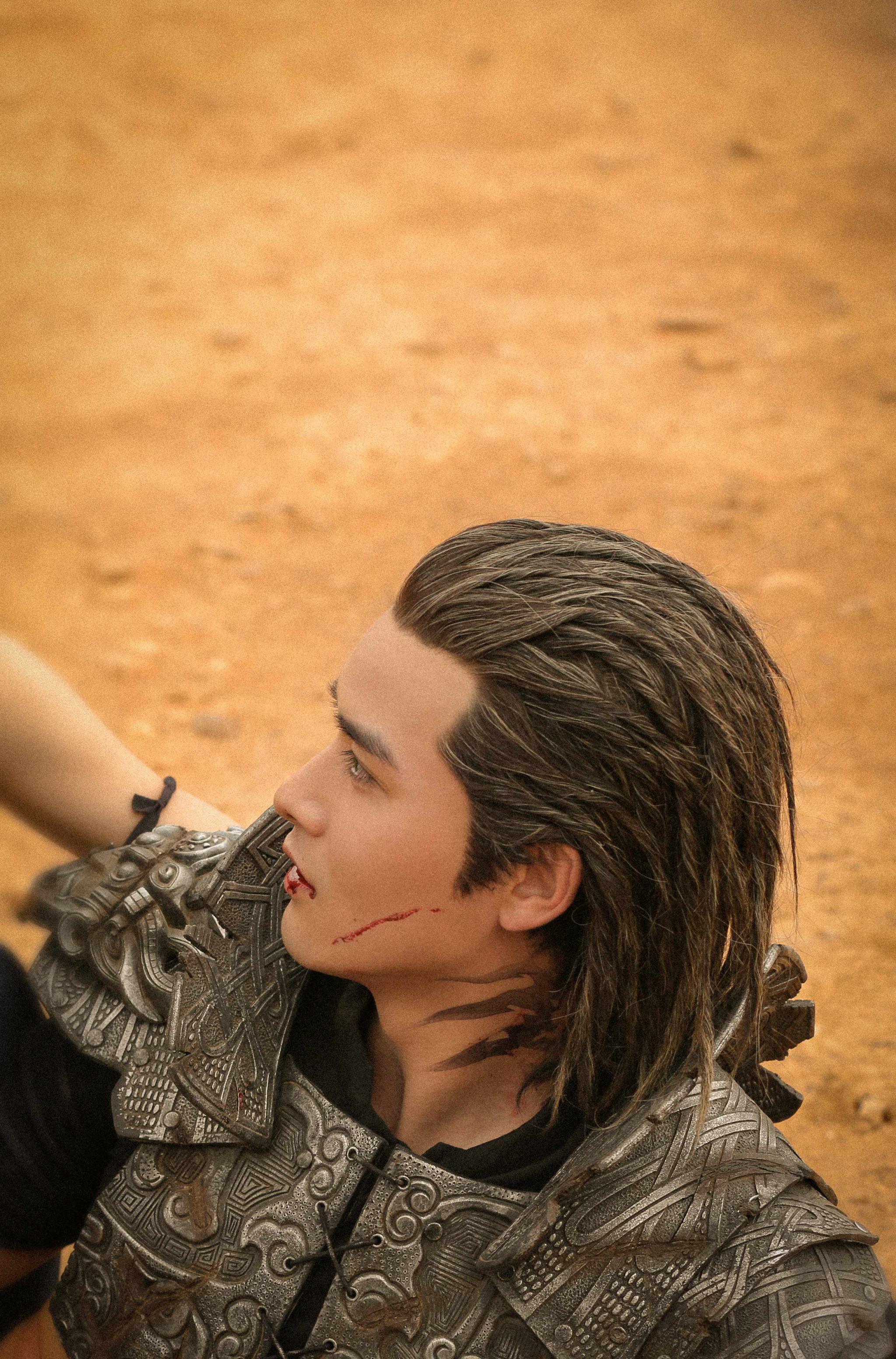 何龙龙爵迹临界天下诠释多样可能新生代演技吸睛获肯定