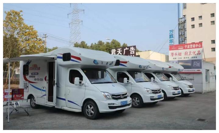 豪气，宁波热心市民开了4辆房到卡点，给民警当休息车