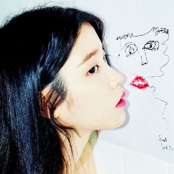 IU吻了雪莉的自画像在专辑《CHAT-SHIRE》4周年之际想传达一种特别的心情