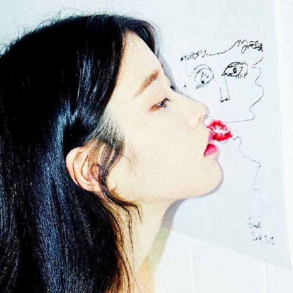 IU吻了雪莉的自画像在专辑《CHAT-SHIRE》4周年之际想传达一种特别的心情