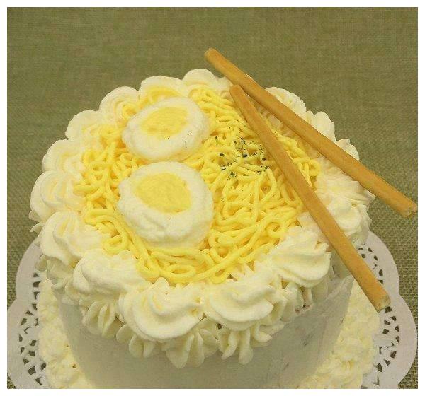 据我分析这就是单纯的蛋糕做成的泡面的外表,但具体实际情况咱得能吃