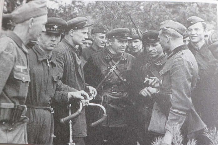 闪击波兰的除了德国还有苏联苏德两军在波兰会师相处友好