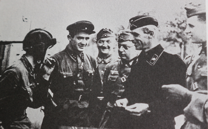 闪击波兰的除了德国还有苏联苏德两军在波兰会师相处友好