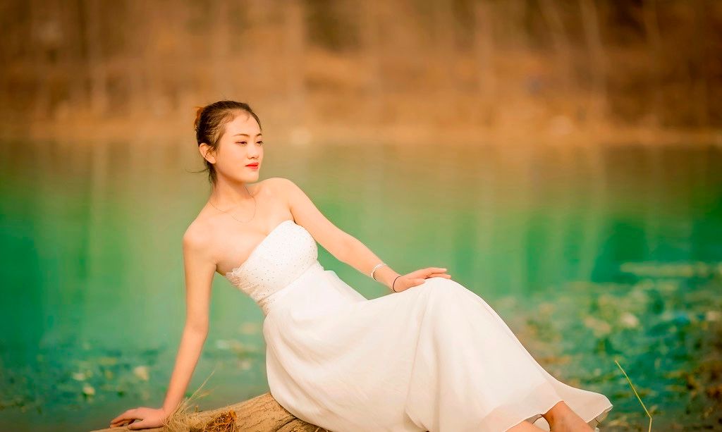 美女摄影:静静地在河边等风亦等君