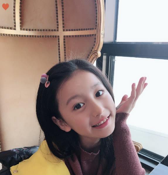 年仅9岁小萝莉却天天带妆,卸妆后的样子使人心疼