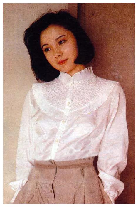 87版晴雯清新脱俗的生活照,张静林因为出演晴雯后改名安雯