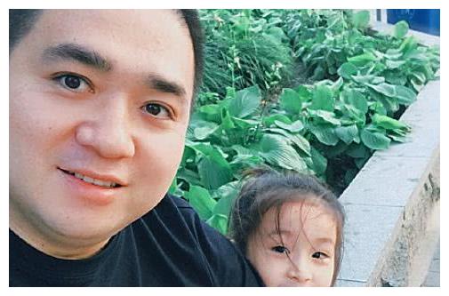 胖虎带女儿看少年的你女儿只看到千玺却完全忽略了爸爸