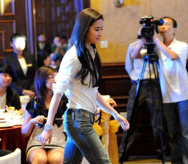 女明星被抓拍的瞬间,真是美到没朋友,网友:抱走小爽!