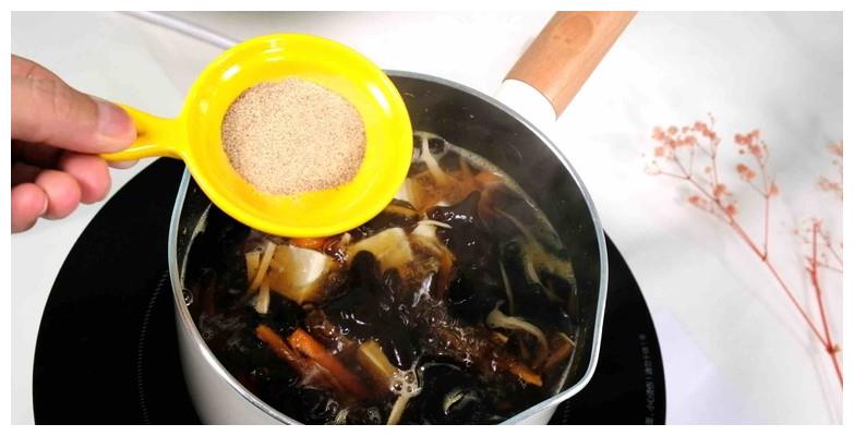 加入白胡椒,继续煮2分钟