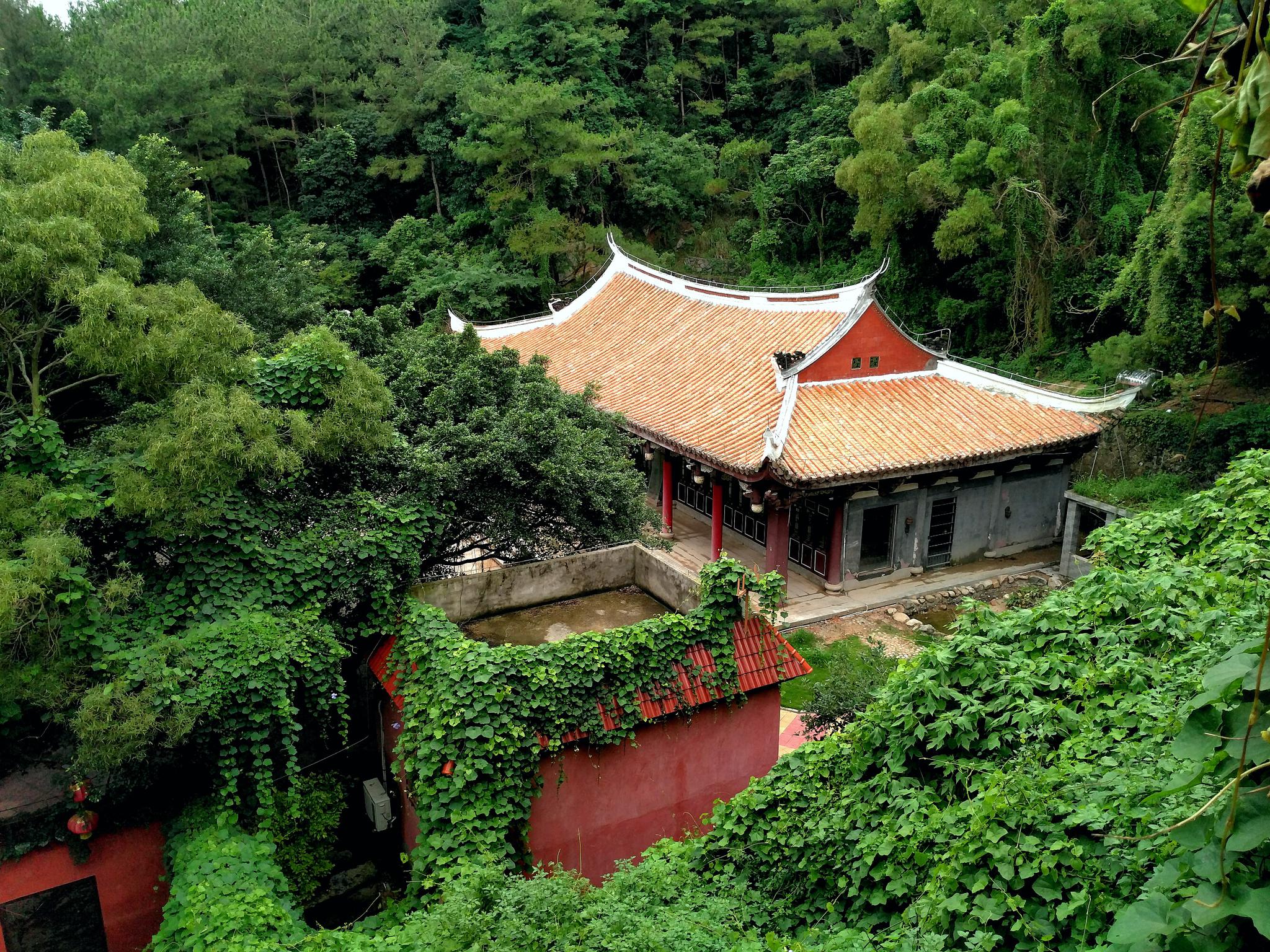 自古以来清源山就以36洞天18胜景闻名于世是泉州十八景之一