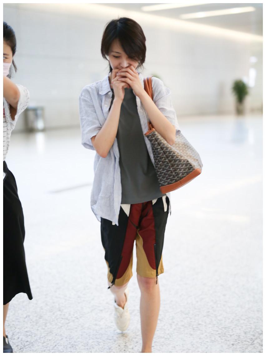 郑爽现在机场近照大曝光,俏皮可爱,变美了许多