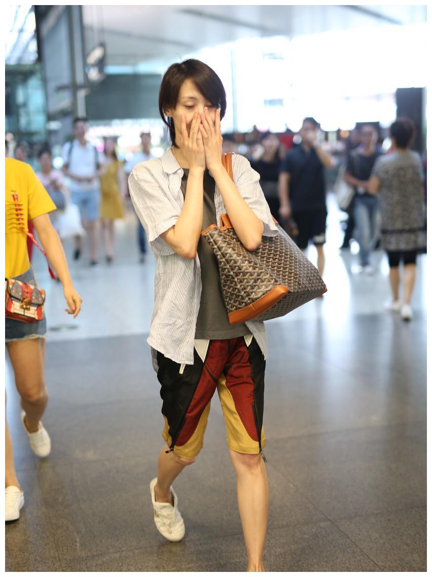 郑爽现在机场近照大曝光,俏皮可爱,变美了许多