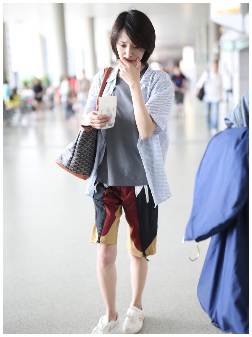 郑爽现在机场近照大曝光,俏皮可爱,变美了许多