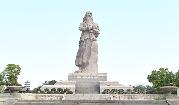 在景区的任何位置,都可看到这座位于海拔113米山顶的炎帝神农圣像