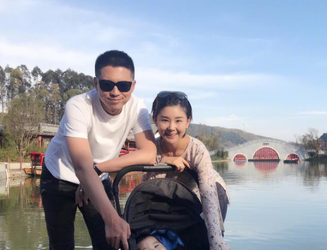 李小萌晒一家三口照32岁的她就像个小姑娘超级幸福