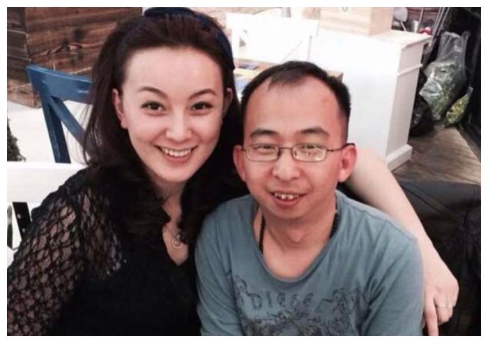 身高不到一米六比黄渤还要丑身价高达10亿还娶了一个漂亮老婆