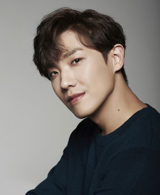 韩国男子偶像组合出身,饰演变态杀人犯展精湛演技