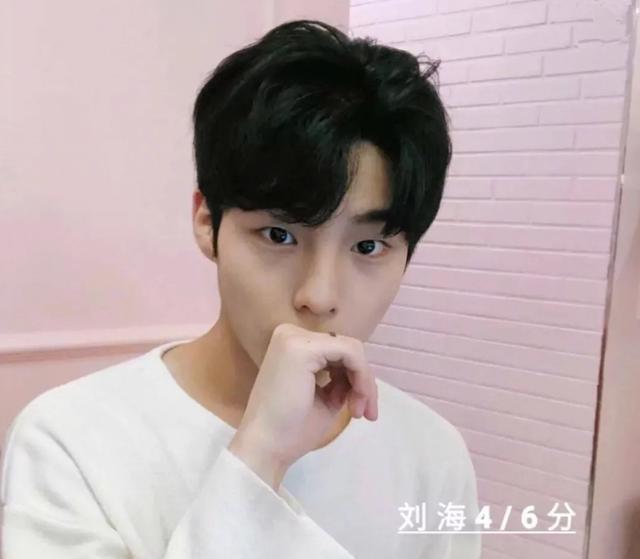 男士做中分烫发好看吗今年李易峰做过,30年前古天乐做过_新浪新闻