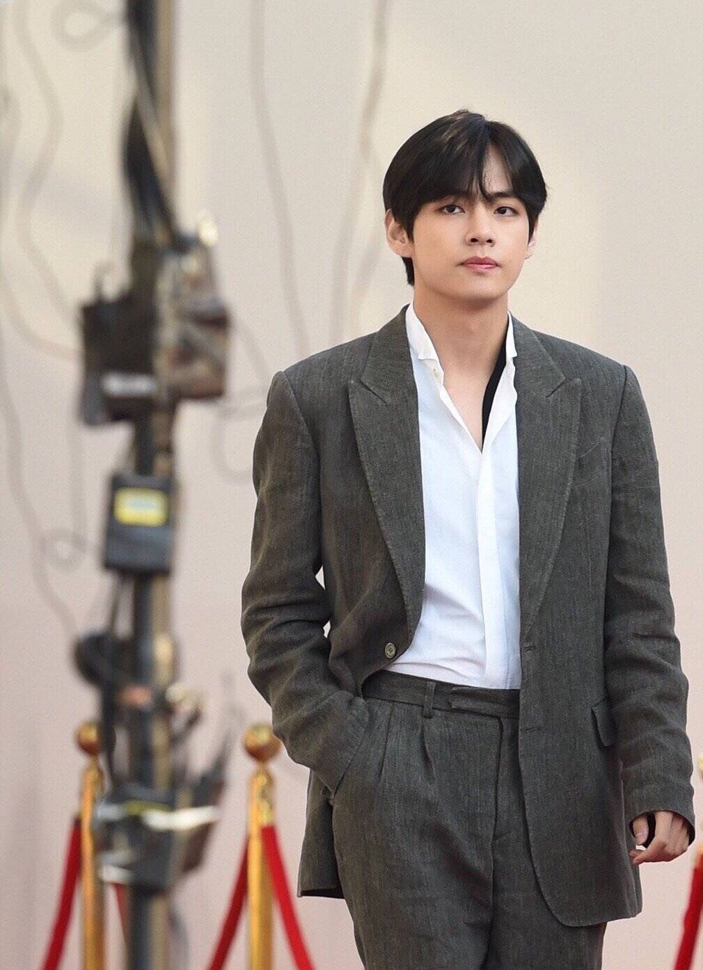 防弹少年团:黑色头发加上西装长裤的世界首帅金泰亨v太迷人了!