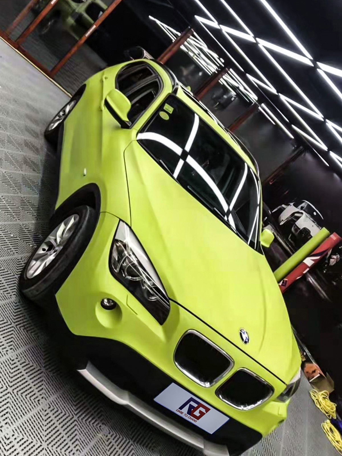 宝马x1车身改色钛金阳光金 rg瑞集改色膜福建龙岩加盟店出品