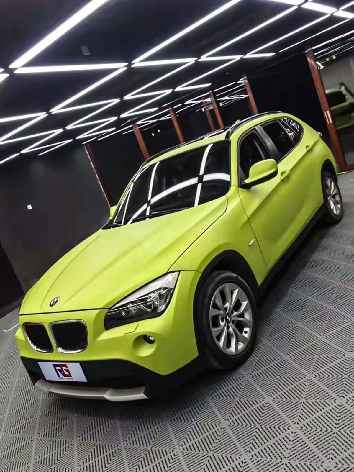 宝马x1车身改色钛金阳光金 rg瑞集改色膜福建龙岩加盟店出品