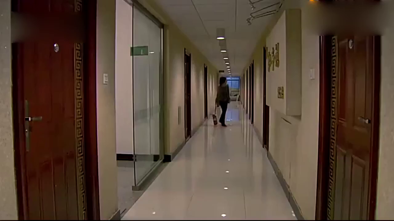 妻子曝官员丈夫出轨女代购,海关调查