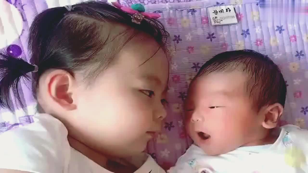 姐姐第一次见刚出生的弟弟,眼前这一幕,估计奶奶看了会很高兴_新浪新闻