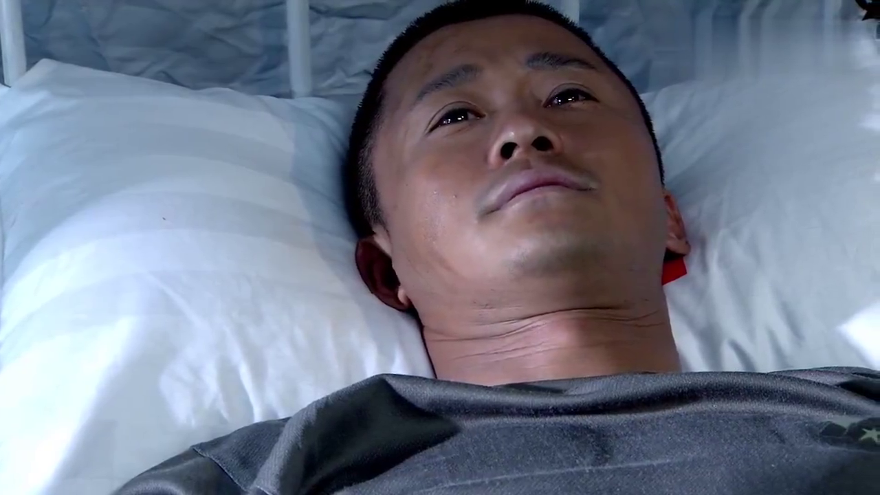 何晨光也受了伤,躺在病床上的他,觉得对不起铁拳团